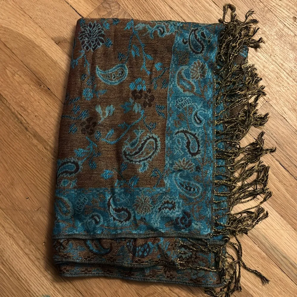 Stunning, large scarf/shawl - Image 3