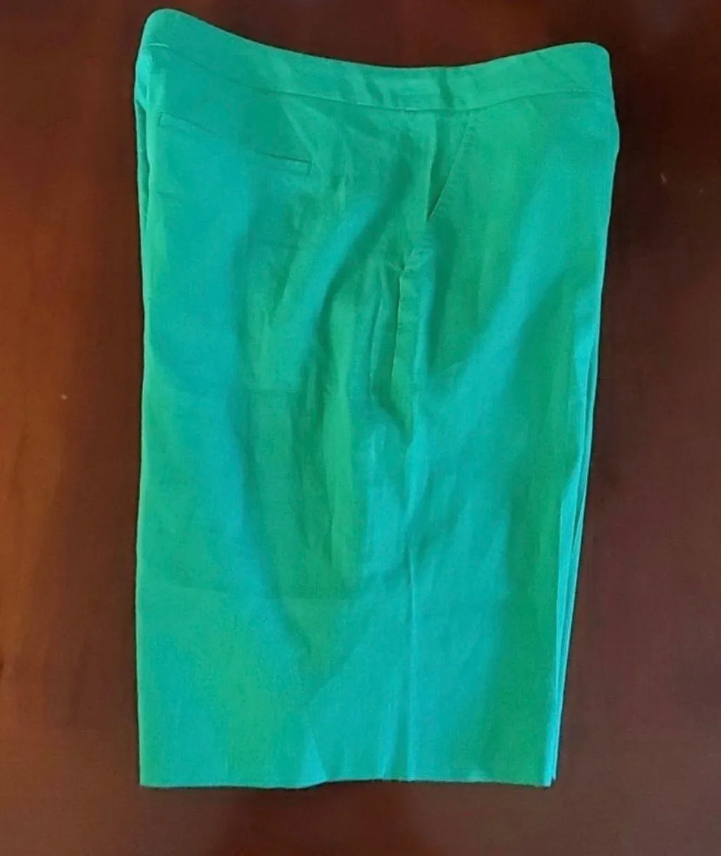 Elie Tahari ladies Shorts Are a Size 6. - Image 5