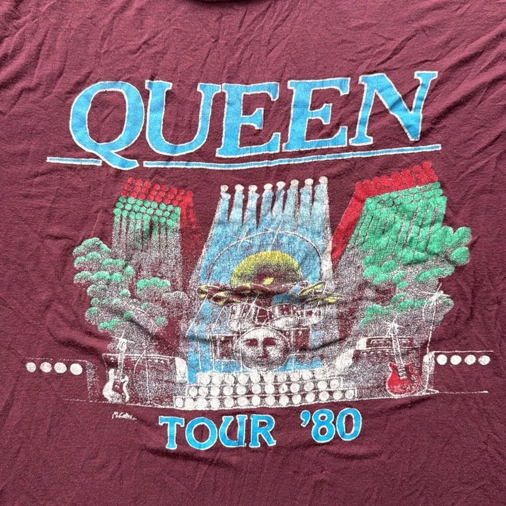 Daydreamer Queen Short Sleeve Band Tee Maroon Small - Image 2