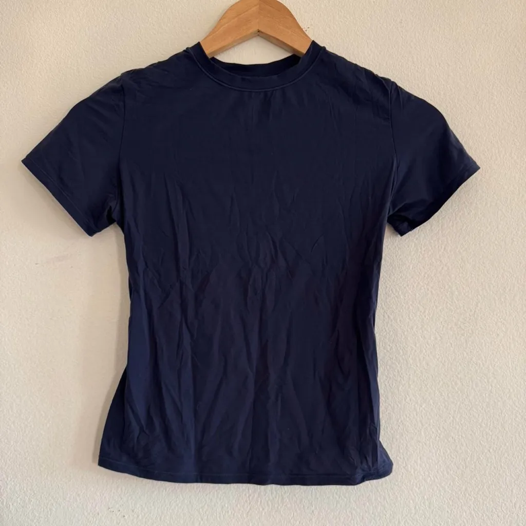 Skims Fits Everybody Short Sleeve T-Shirt in Navy, size small - Image 2