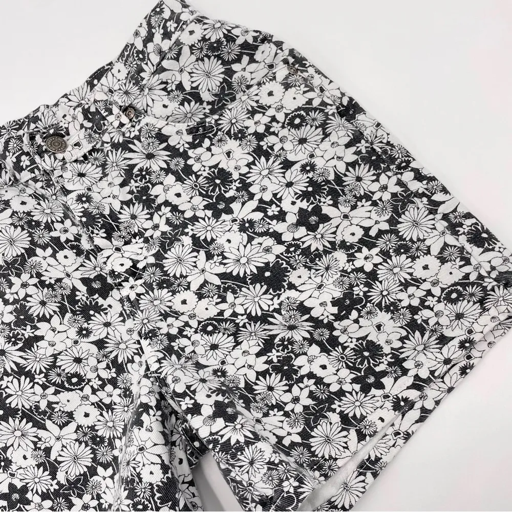 Vintage High Rise Jean Shorts Floral Black White Daisy Print Denim Quirky Spring Size 6P - Image 7