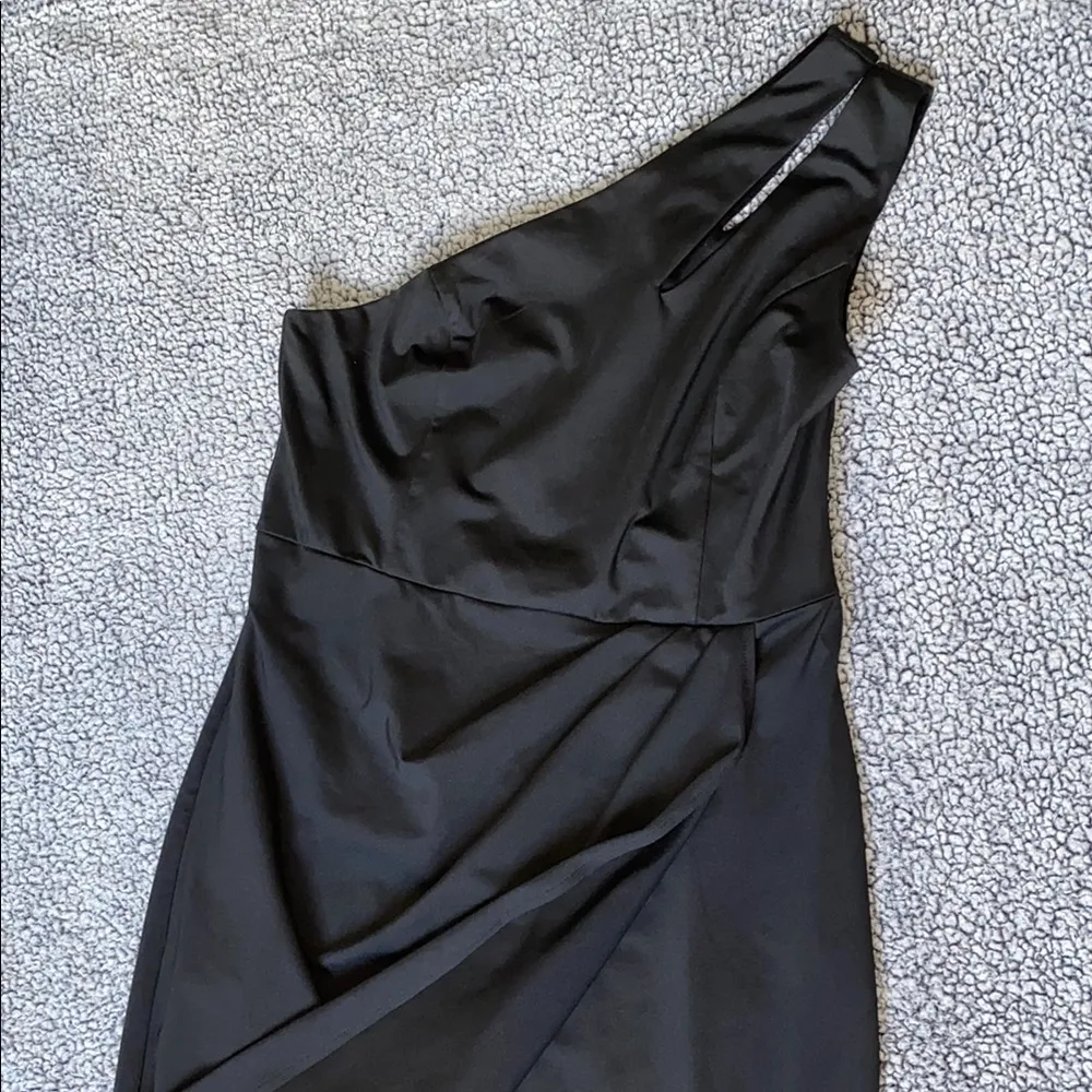 Chic Black One-Shoulder Dress with Sleek Design - Image 6