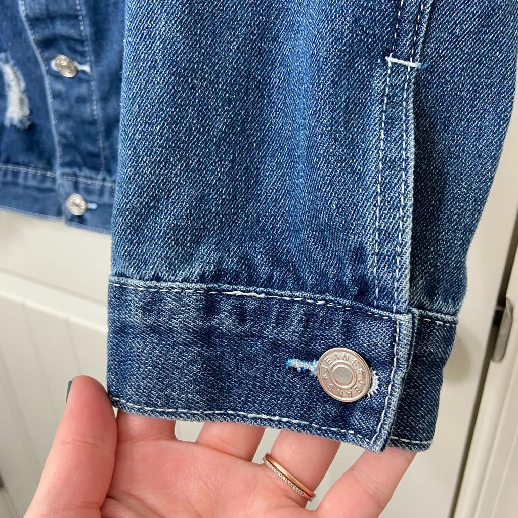 NWOT Women’s unbranded medium wash ripped denim full button Jean jacket XL Blue - Image 2