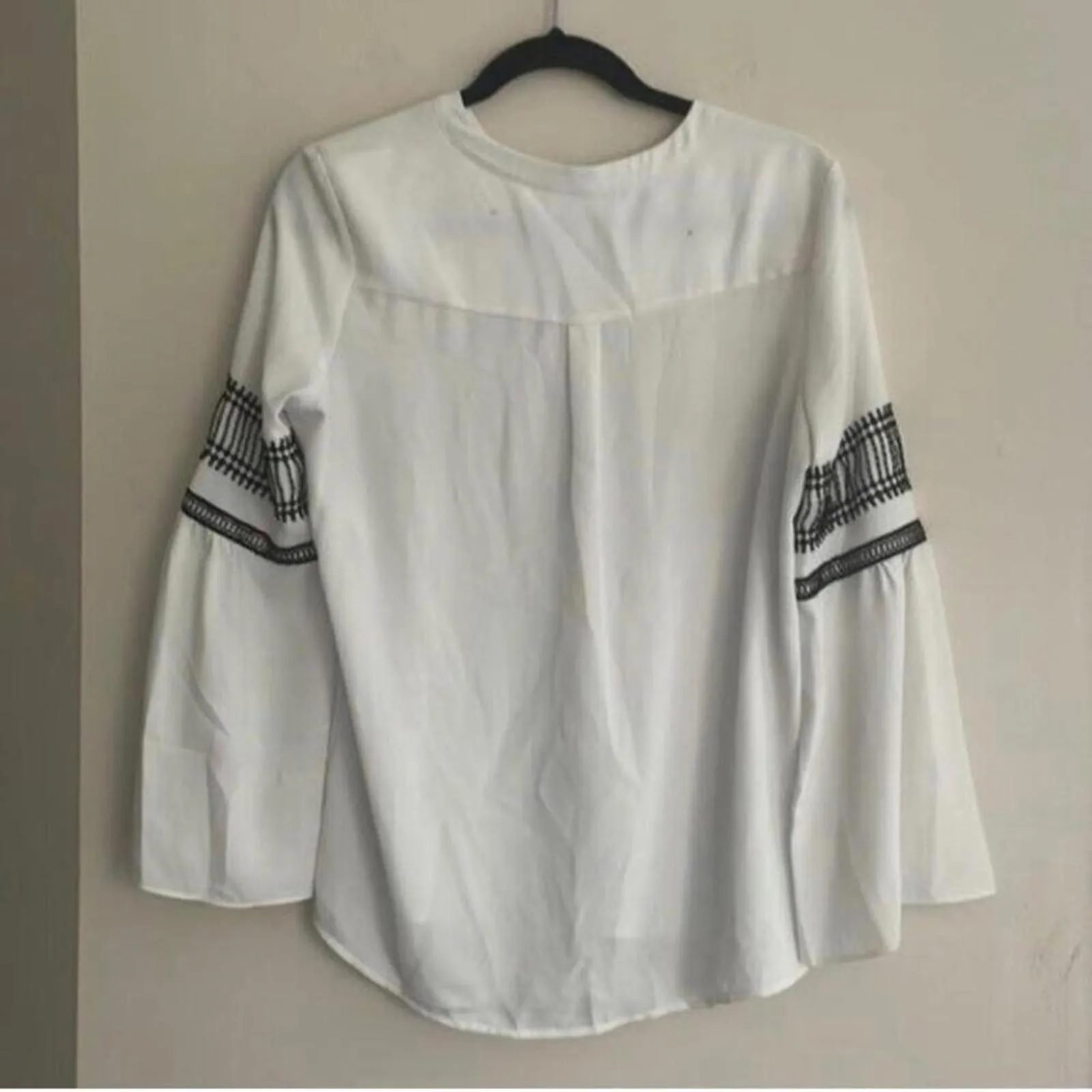 Market & Spruce White Boho Bell Sleeve Black Embroider Trim Coastal Blouse - Image 9