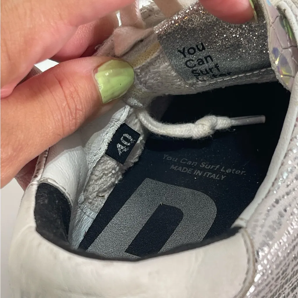 P448 John Low Top Sneakers Women 40 (9) Leather Silver Metallic Shoes Preppy - Image 3