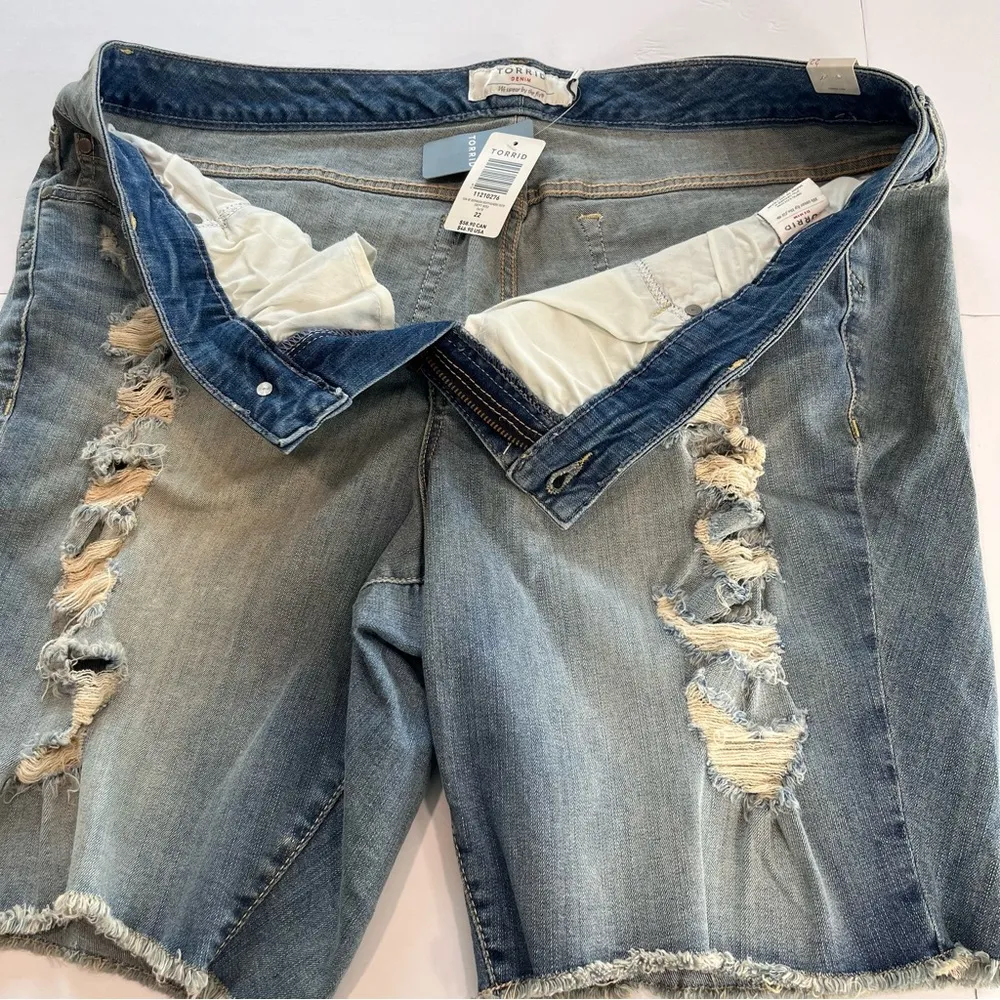 Torrid Light Wash 10 Inch Boyfriend Destructed Denim Jean Bermuda Shorts Size 22 - Image 6