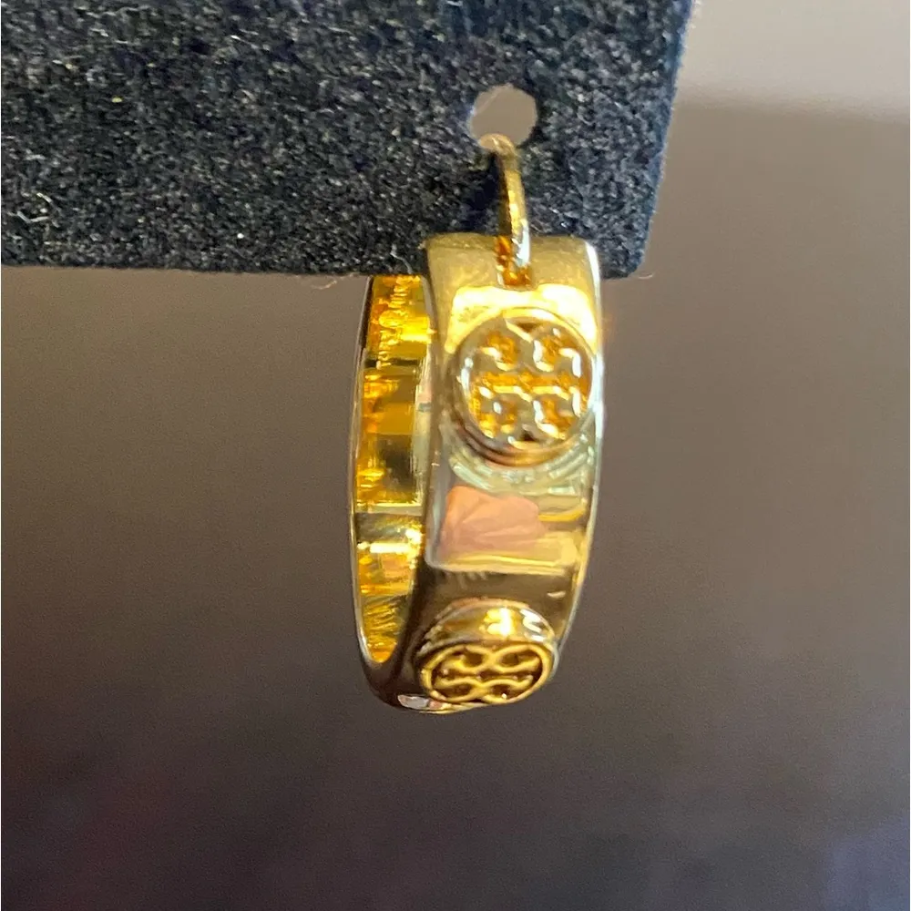 Tory Burch  Miller stud huggie hoop medium size - Image 7