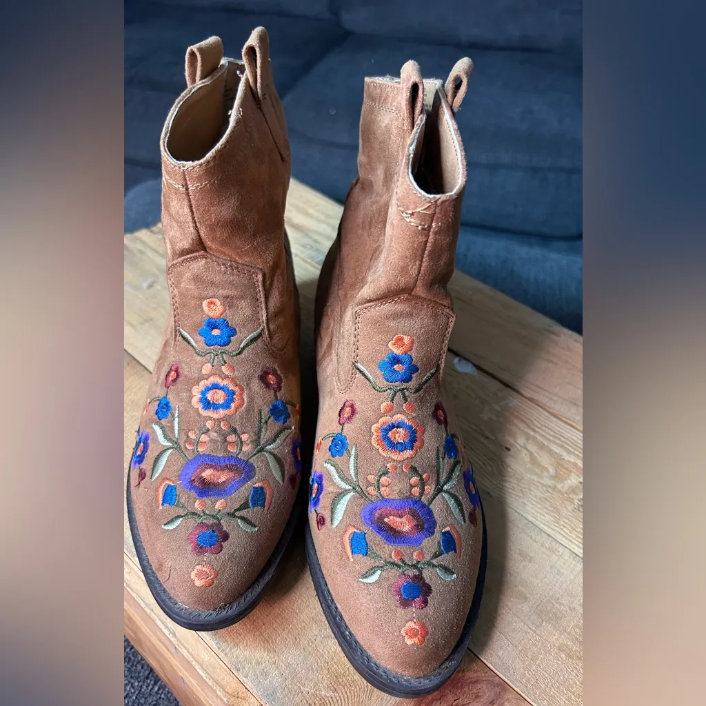 Aldo Floral Embroidered Ankle Boots size 6 - Image 2