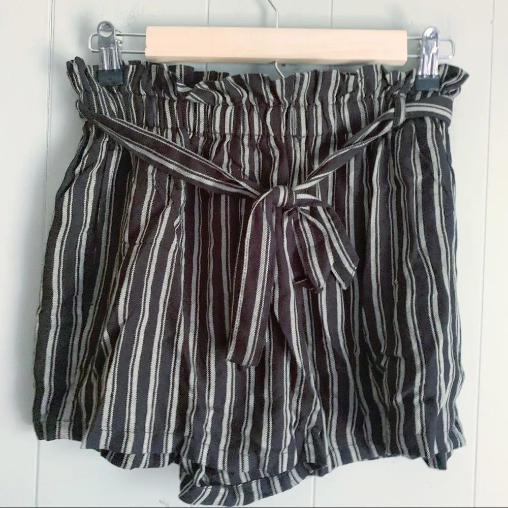 HOLLISTER Ultra High-Rise Paperbag Tie Waist Knit Shorts
Size XS - Image 2