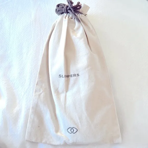 ⭐️NEW⭐️ UNISEX TRAVEL SLIPPERS/POUCH - Image 2