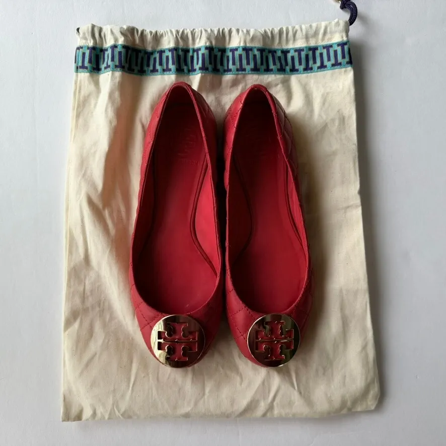 Tory Burch Ballet Flat Quinn Size 7.5 Quilted Carnival Red Coral Gold Emblem - Image 3
