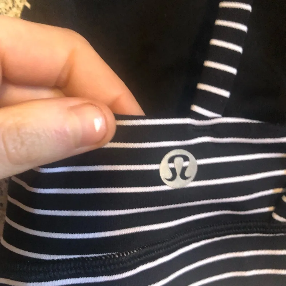 Lululemon  Athletica Energy Sports Bra in Mod Stripe Black White Size 4 Racerback - Image 8