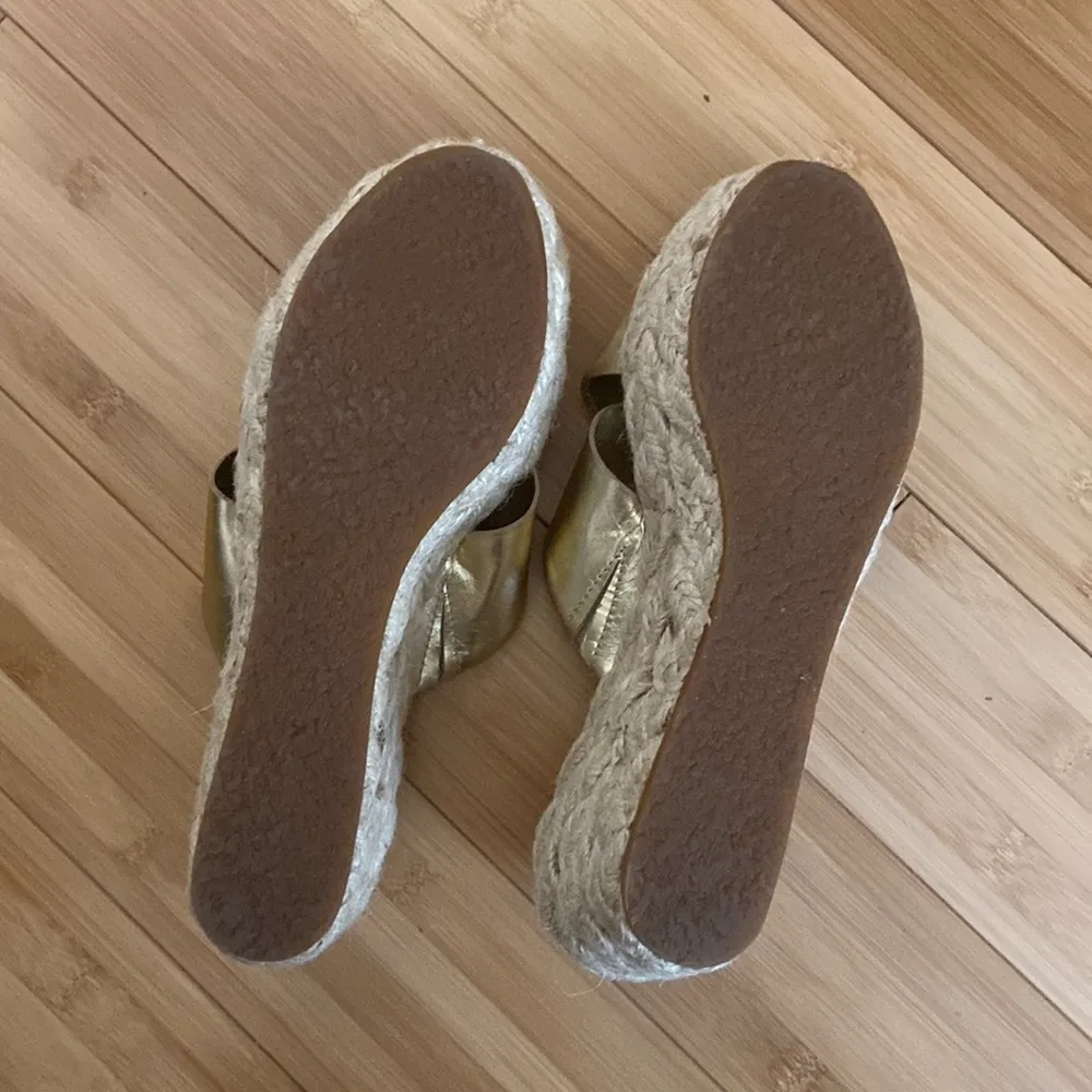 KORS Michael Kors Gold Leather Criss Cross Platform Wedge Espadrille Sandals 9.5 - Image 8