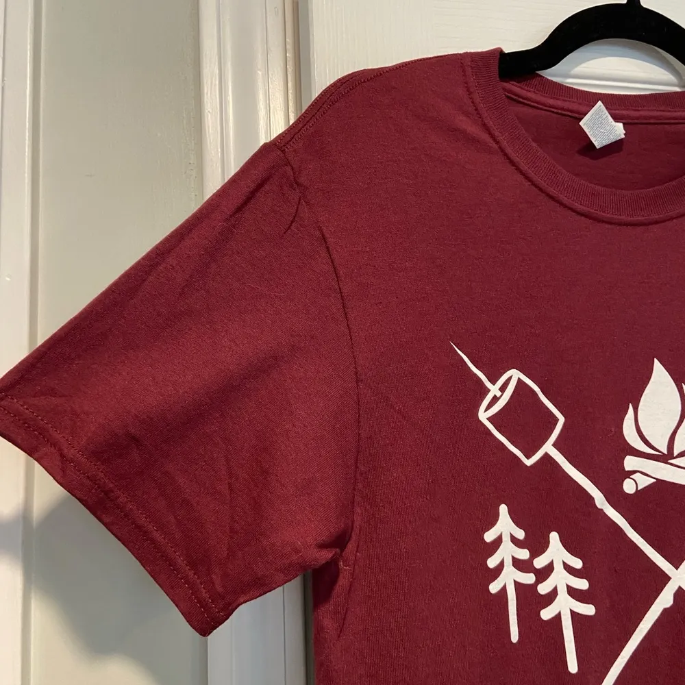 NWOT Jerzees Size M Burgundy Tee Shirt Camp Hike S’mores Mountain Outdoor Print - Image 4