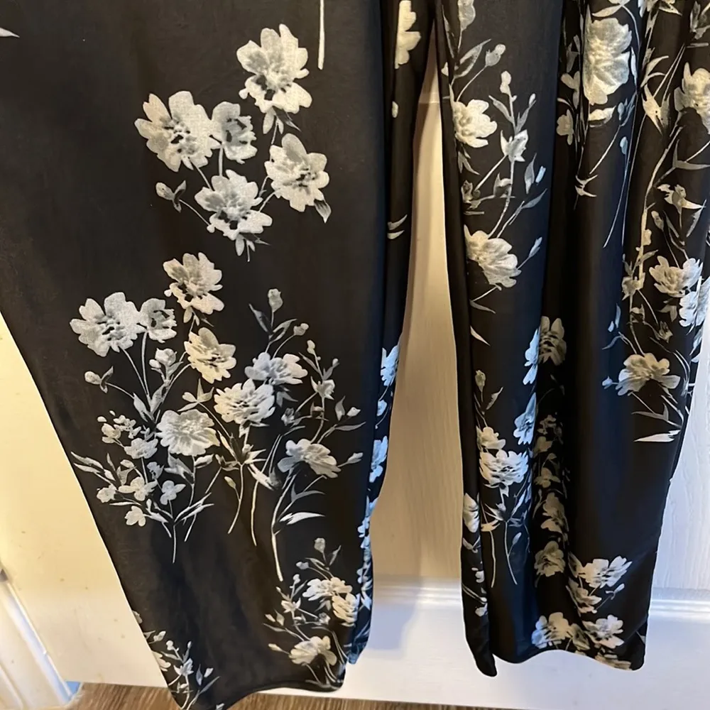Women's Black w/ Florals S/S VNeck Long Pants Romper Jumpsuit Size L/XL EUC 7130 Size L - Image 2