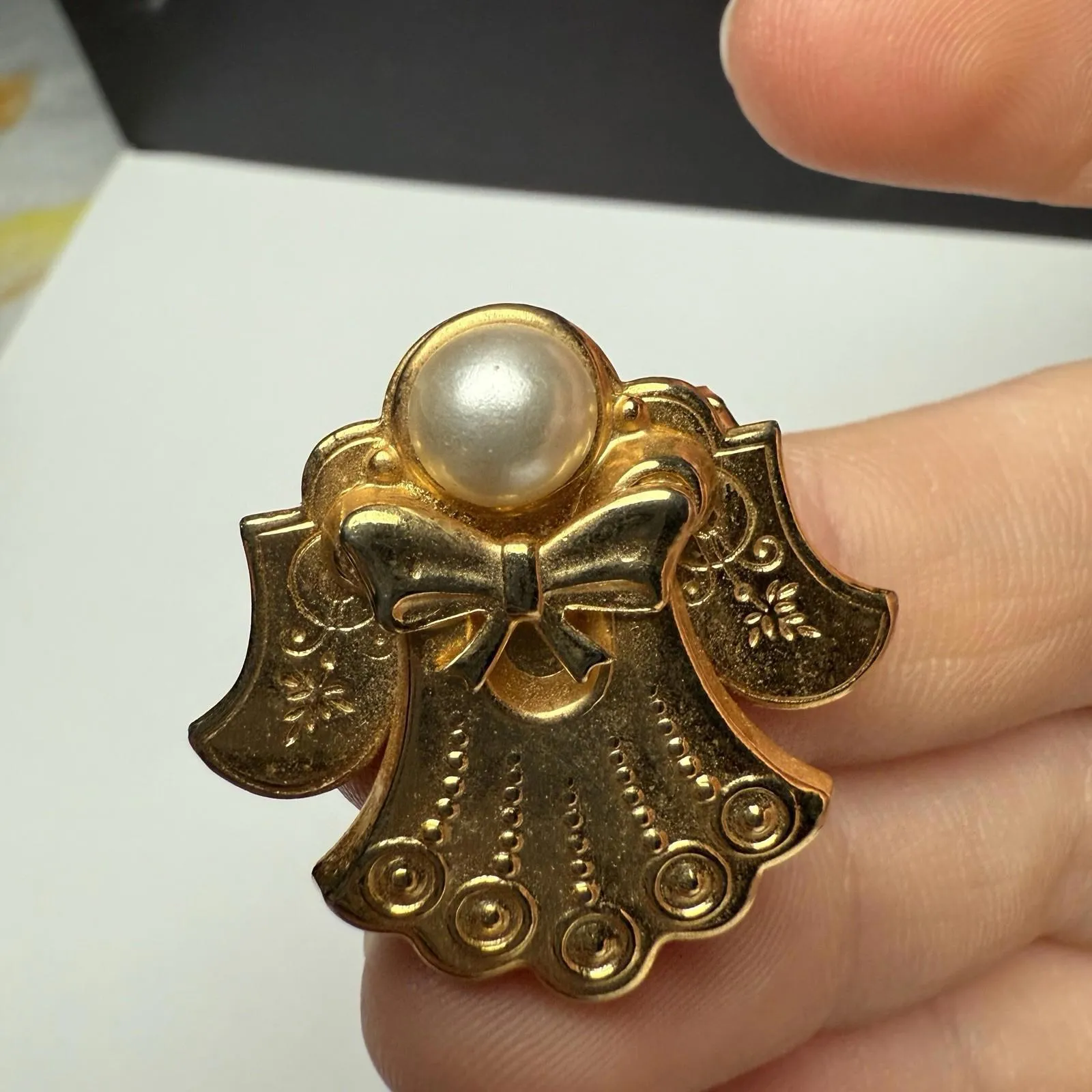 Signed Jane 1997 AOL Winged Angel Faux Pearl Brooch Pin Gold Tone - Image 4