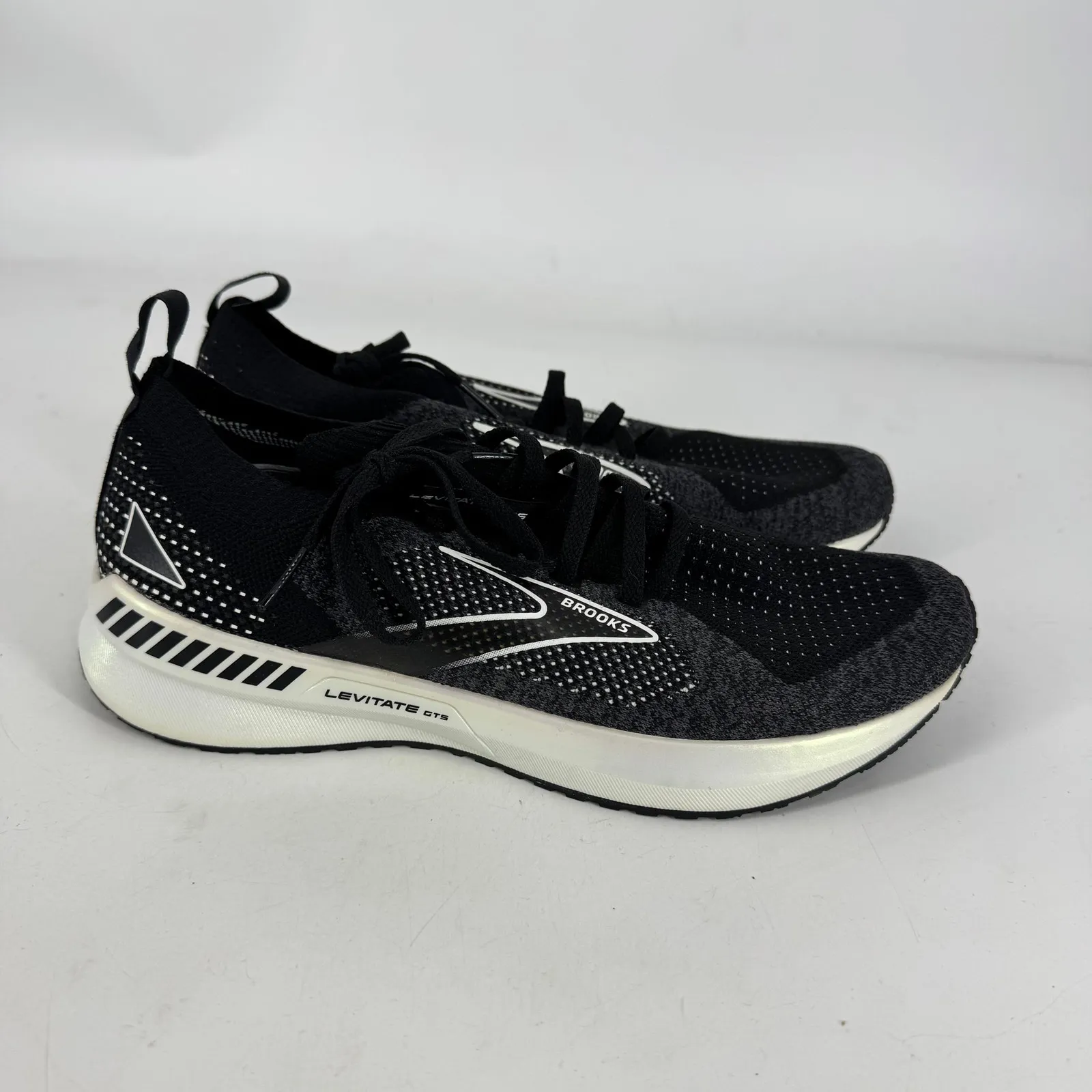 Brooks Women's Levitate StealthFit 5 in Black - Image 2