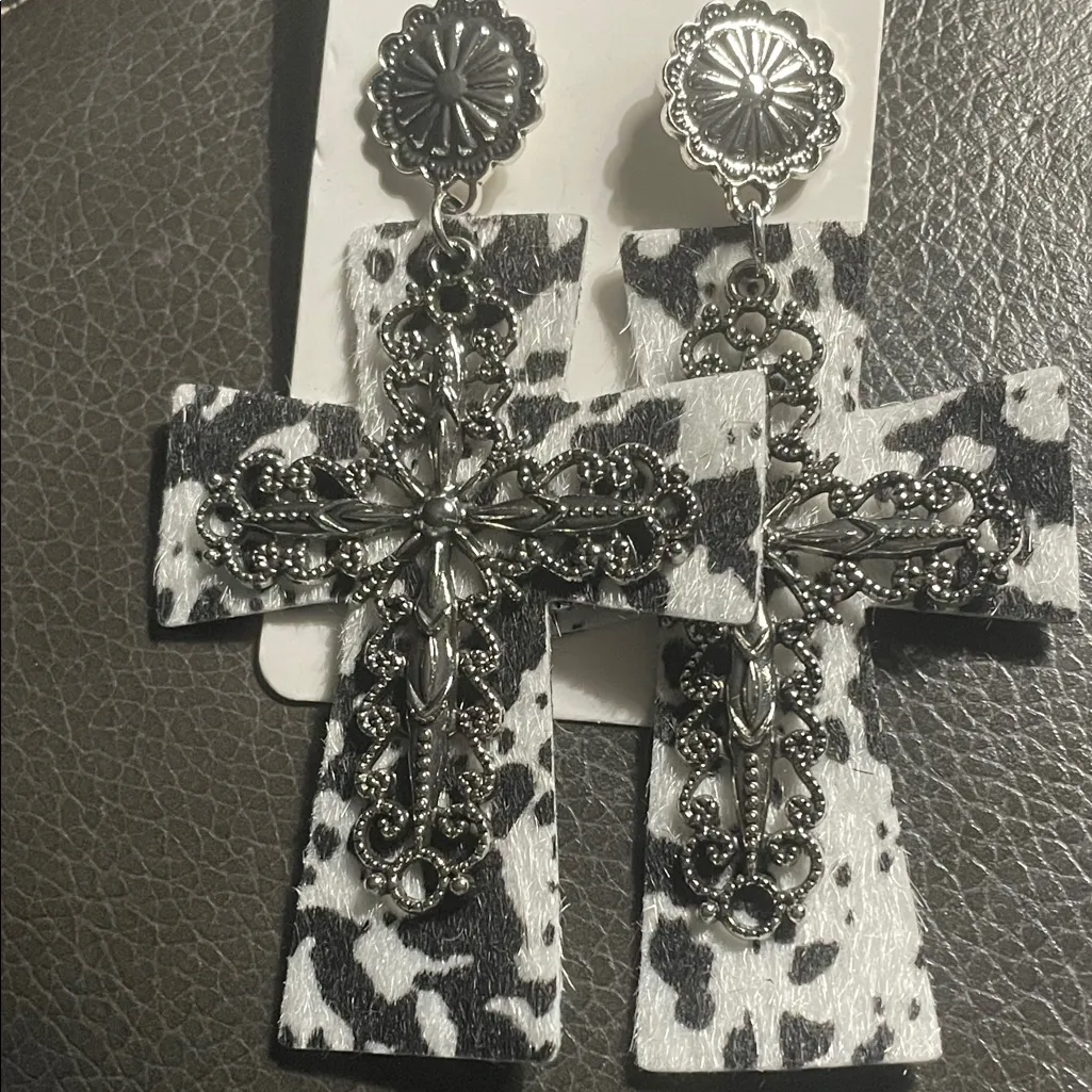 🐄🐄🐄3 for 12$🐄🐄🐄Cow Print Double Cross Earrings with Silver Details Black - Image 4