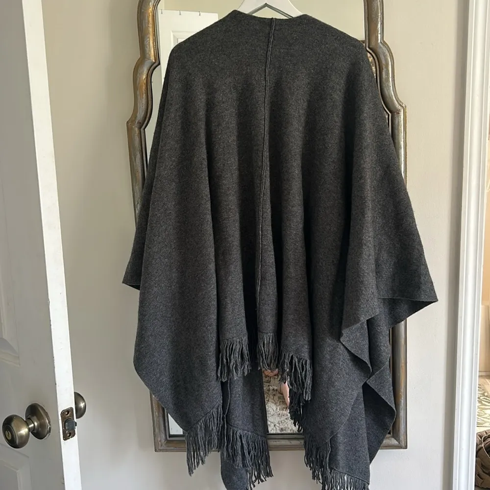 NWT 7 For All Mankind Grey Fringe Poncho Wrap - Image 4