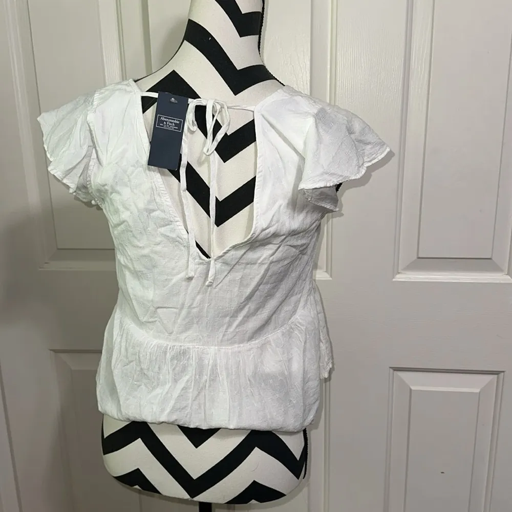 ABERCROMBIE & FITCH White V-Neck Women's Cap Sleeve Crop Top - Image 3