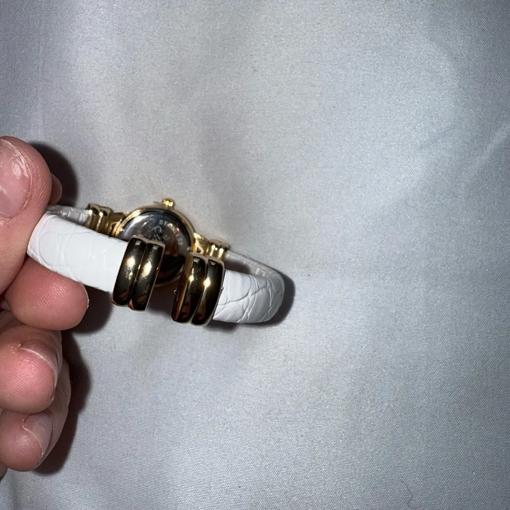 Elegant Gold and White Women's Watch - Image 3