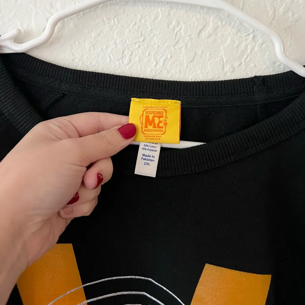 NWT Universal Studios Despicable Me VillainCon Black V Logo Sweatshirt Size XXL - Image 3