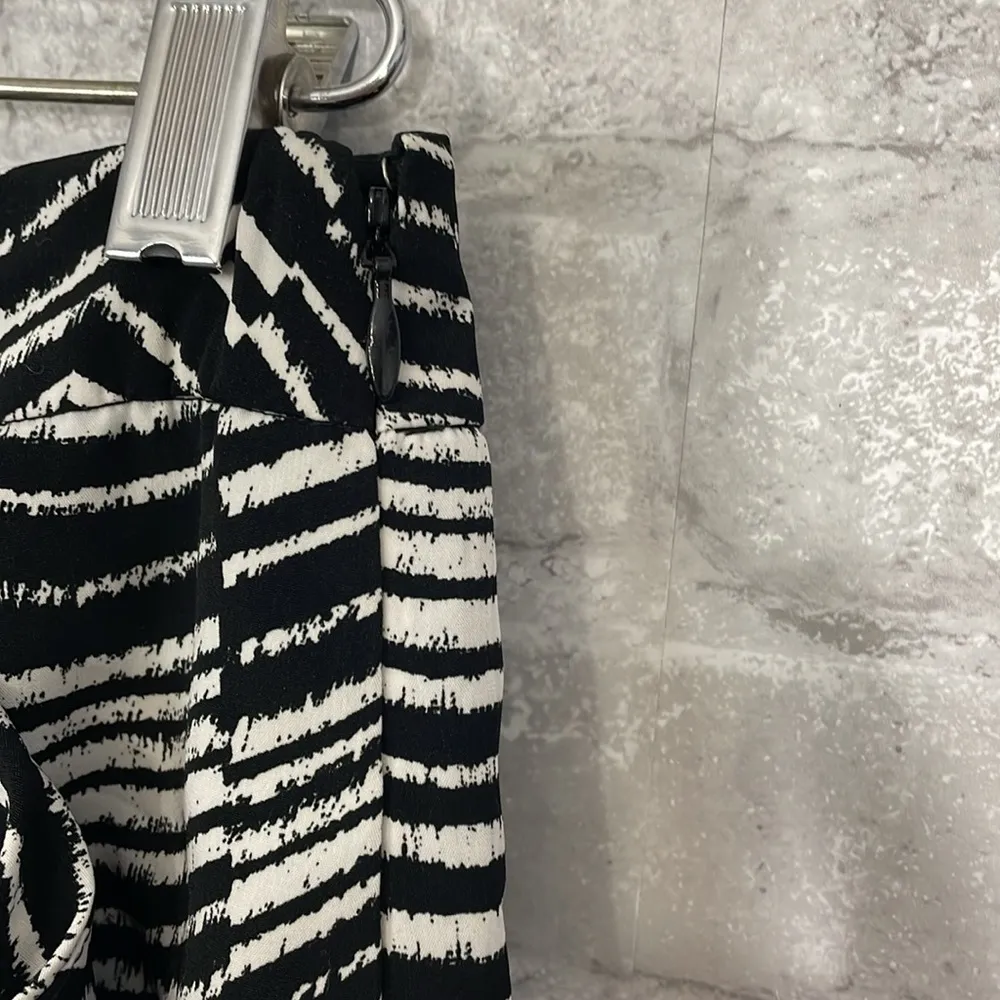 Banana Republic Bland And White Abstract Print - Image 5