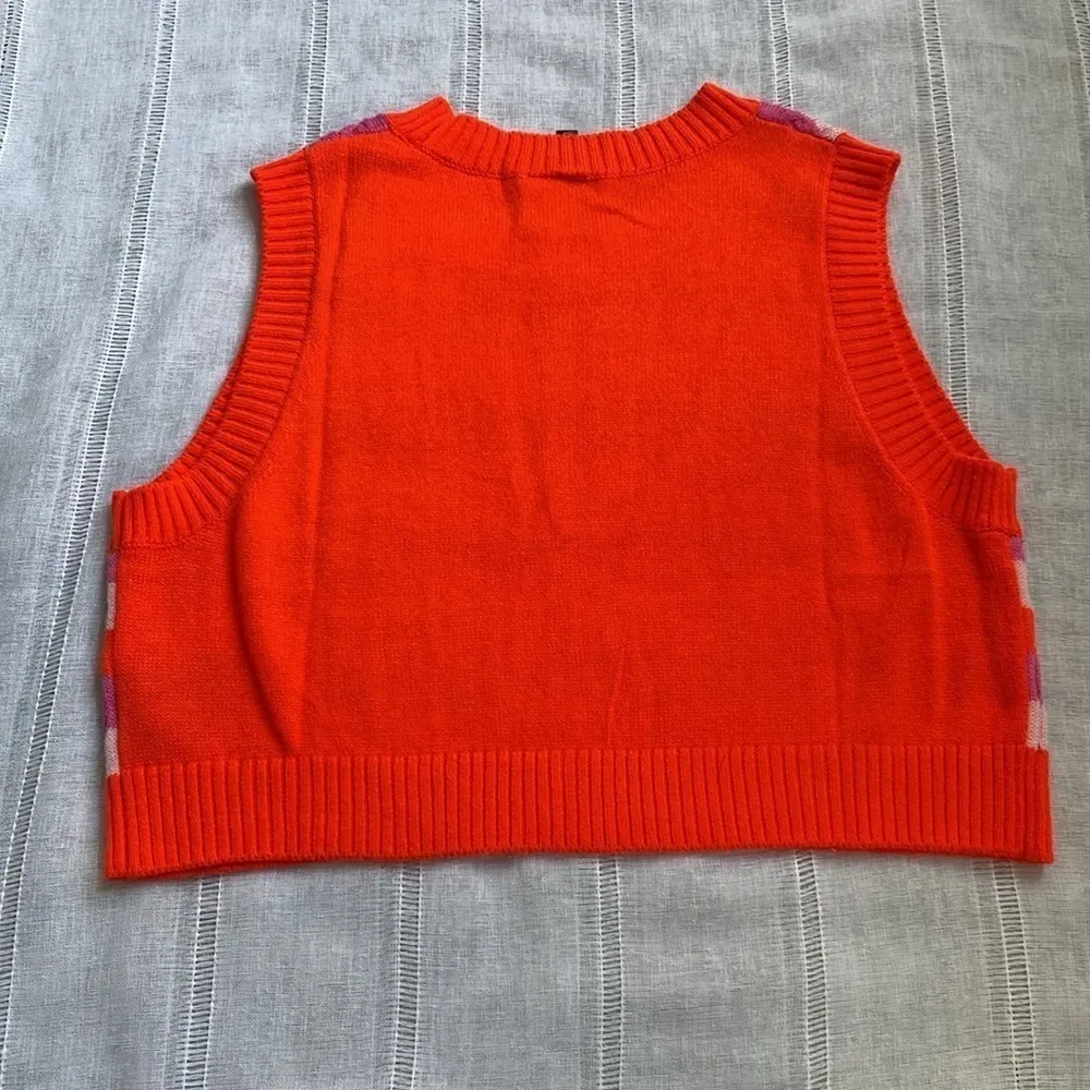Divided stripped cropped sweater vest in vibrant colors. - Image 8