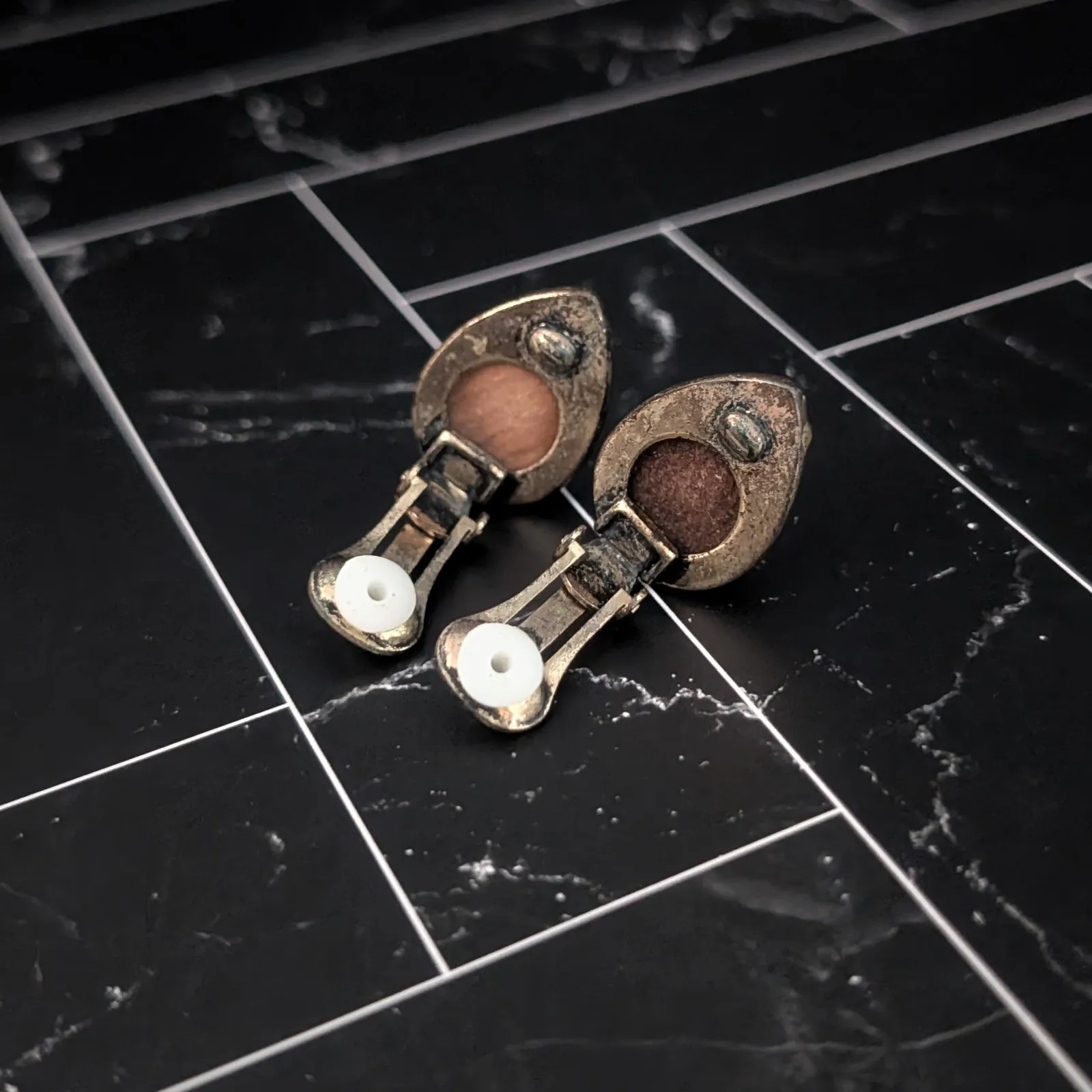 Vintage Clip On Earrings 7/8" Carved Tan Teardrop Shape Statement Unusual - Image 9