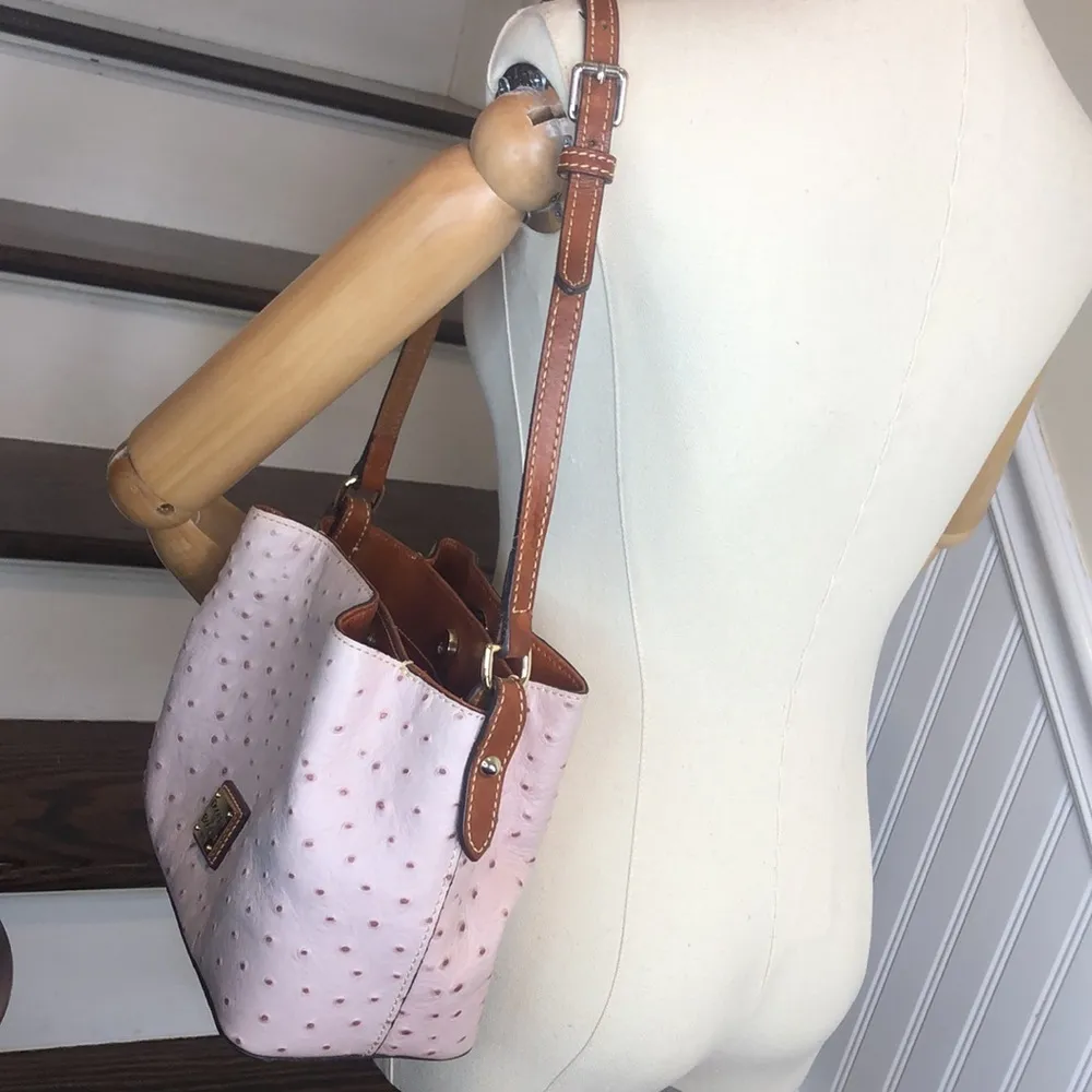 DOONEY BOURKE Pink Ostrich Embossed Leather Shoulder Bag Vintage Mint Condition - Image 4