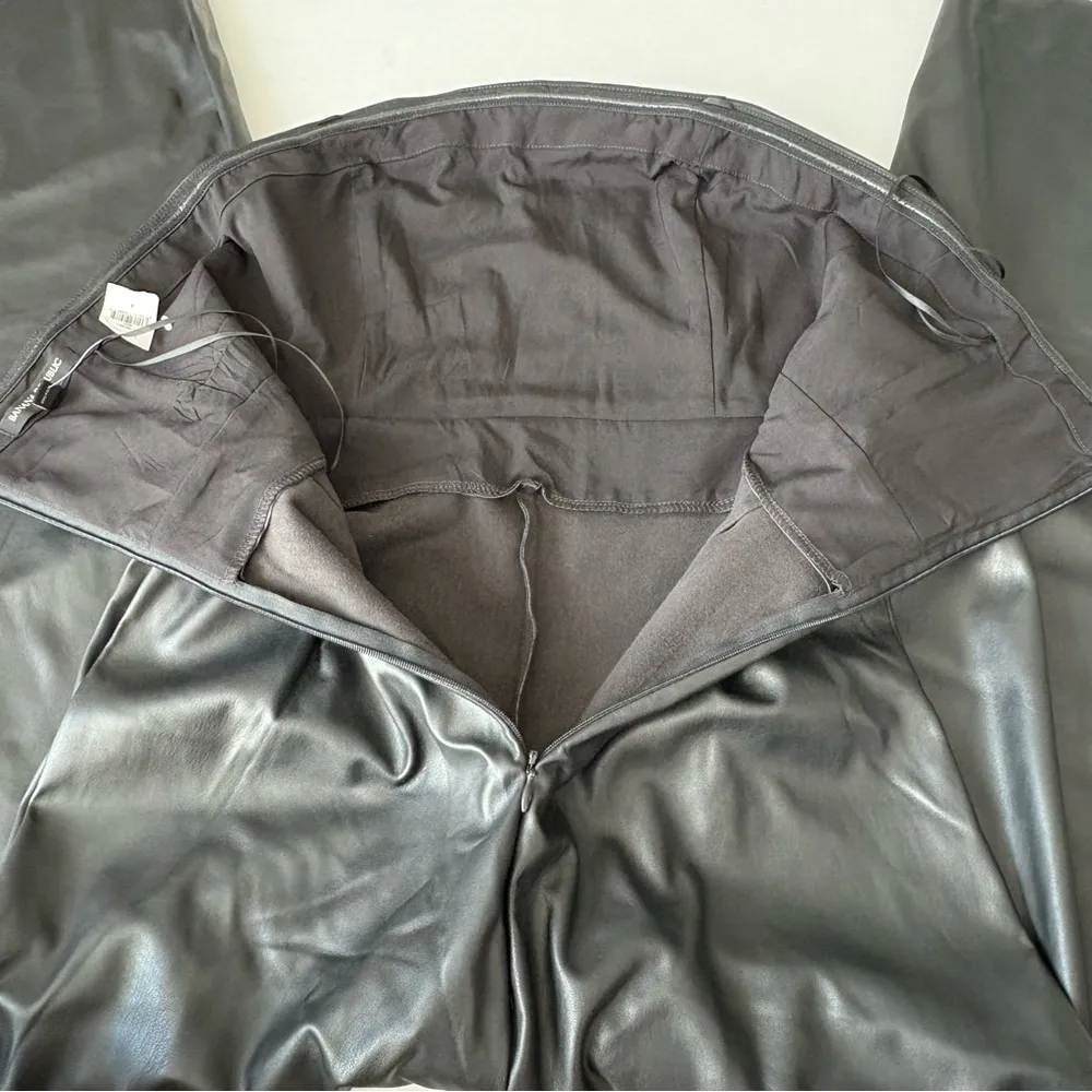 NWT BANANA REBUPLIC Vegan Leather wide leg Jumpsuit Size 4 Black strapless - Image 8