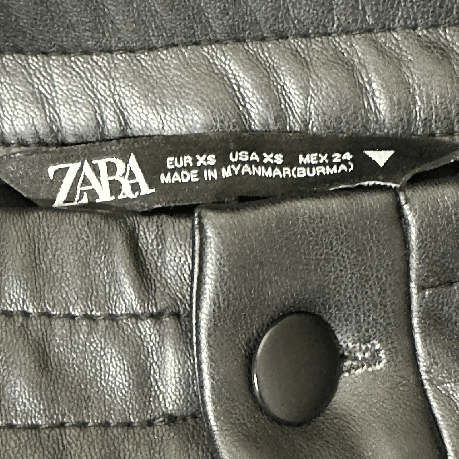 Zara Shorts Womens XS Black Quilted Faux Leather High Rise Edgy 90s Streetwear - Image 5