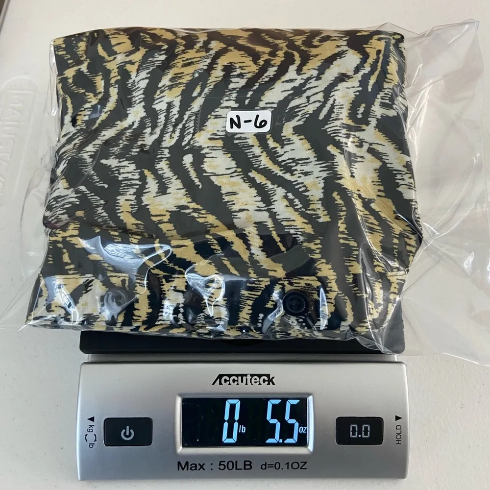 EUC Women’s black yellow cream tiger print button front v - Image 6