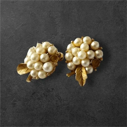 Vintage Chunky Gold Toned Pearly Clip On Leafy earrings Elegant Classy Old money - Image 2