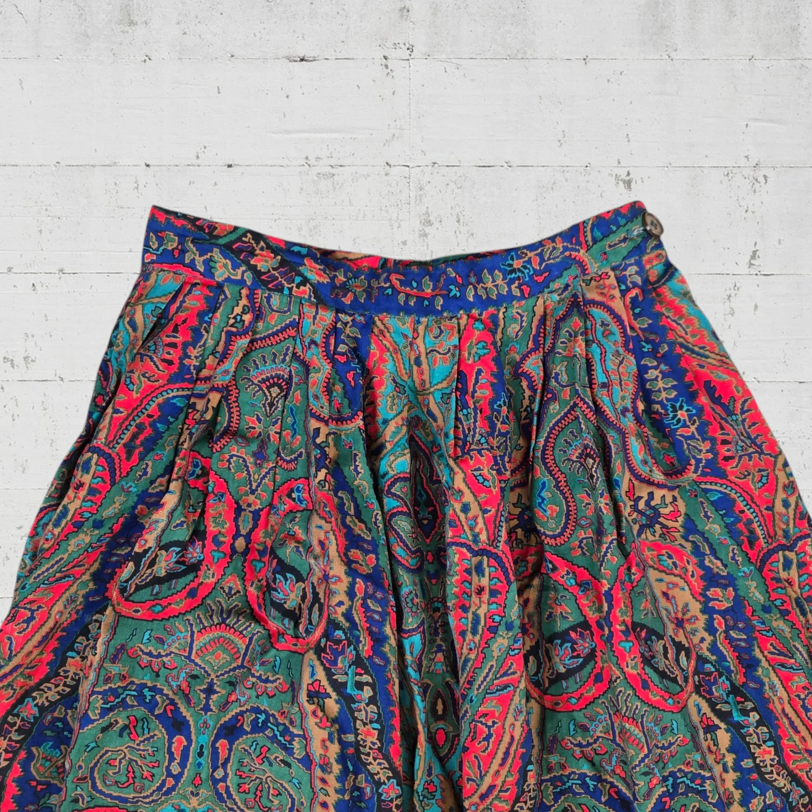 1970s Vintage Paisley Tapestry Red Blue Pleated Midi Skirt Made in USA Size 8 - Image 3