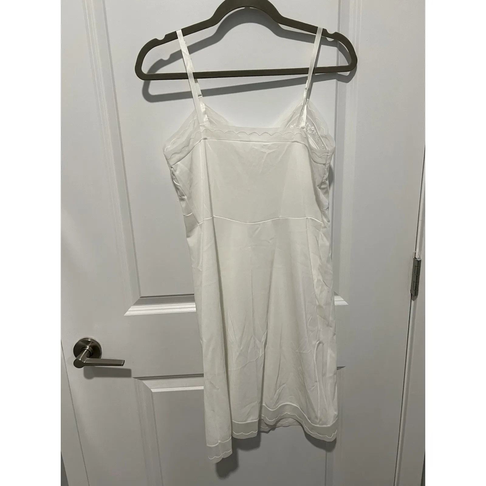 Vintage Hollywood Vassarette Munsingwear Full Slip White 100% Nylon‎ Sz Small 36 - Image 2