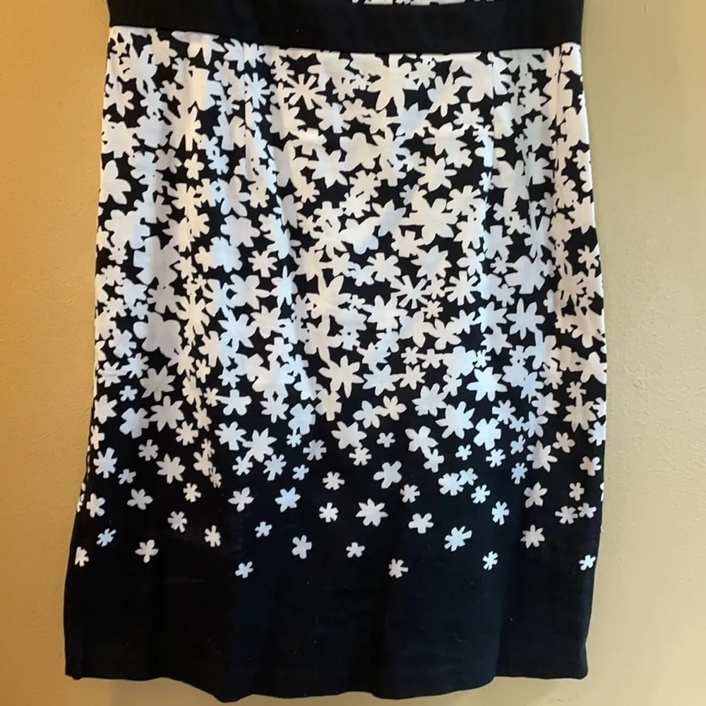 NEW YORK & COMPANY Black&White Floral Dress Size 6 - Image 3