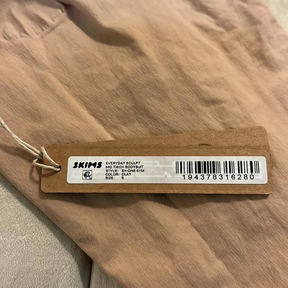 NWT SKIMS SHAPEWEAR Everyday Sculpt Mid Thigh Bodysuit CLAY BEIGE Size S (2154) - Image 4