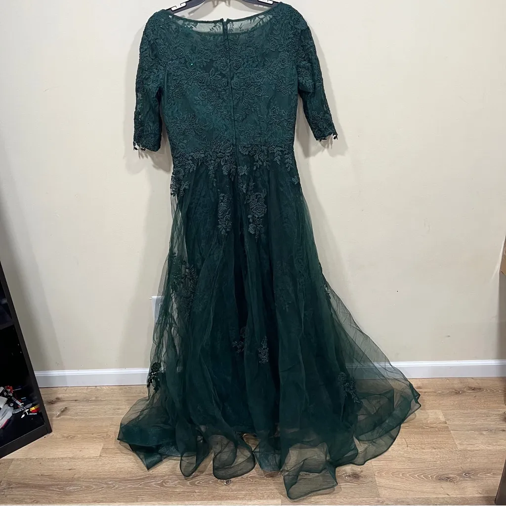 NWT La Femme Lace and Tulle A-line Gown with Three Quarter Sleeves 10 Emerald - Image 7