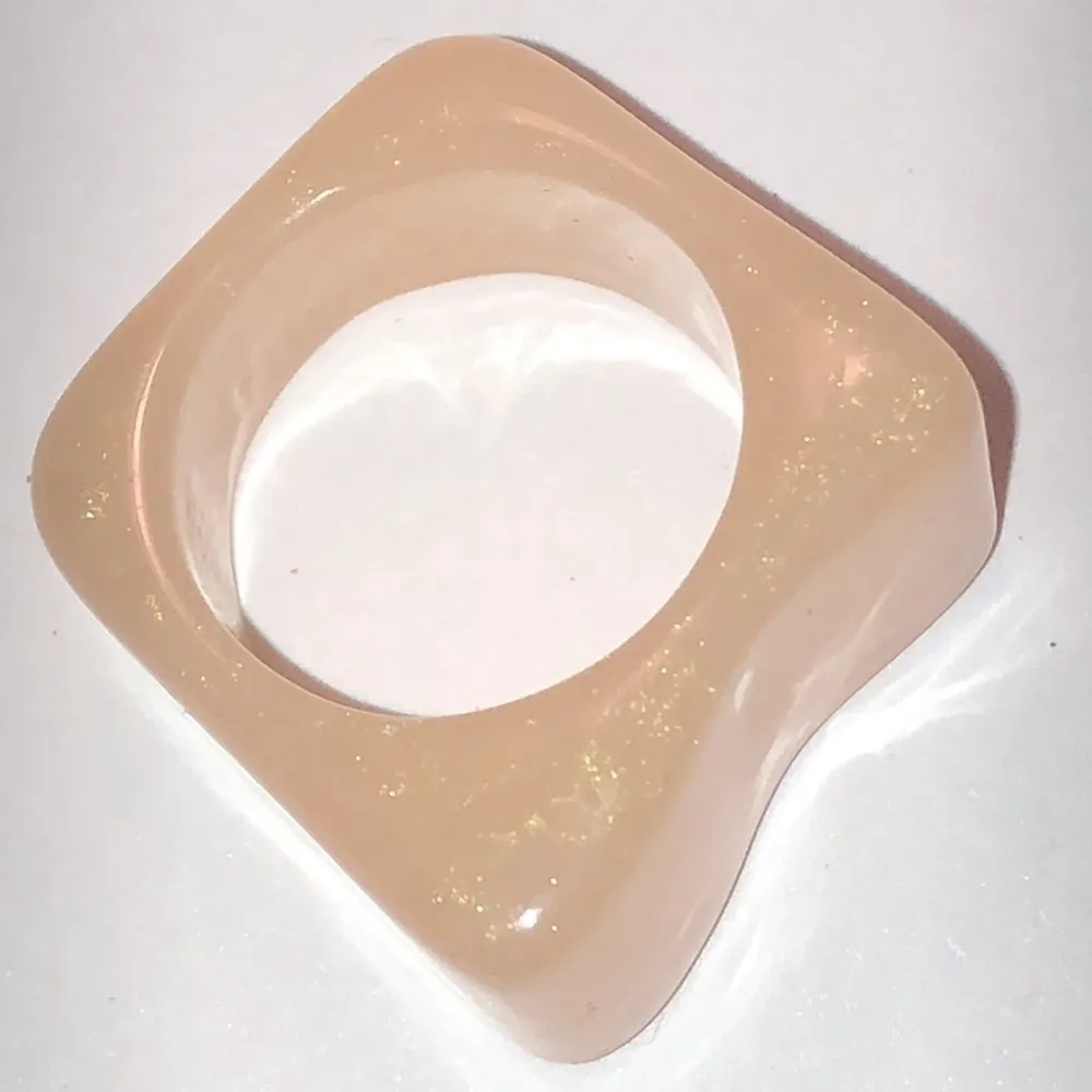 Size 6 Funky Retro Light Peach Shimmer Boho Ring - Image 3
