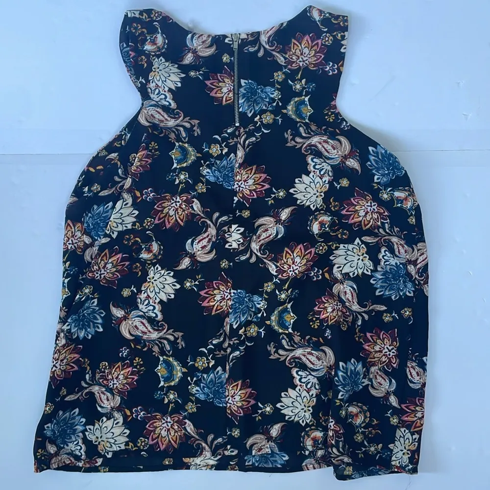 Paper Crane Women’s Black Floral Sleeveless Flowy Lightweight Blouse Medium - Image 7