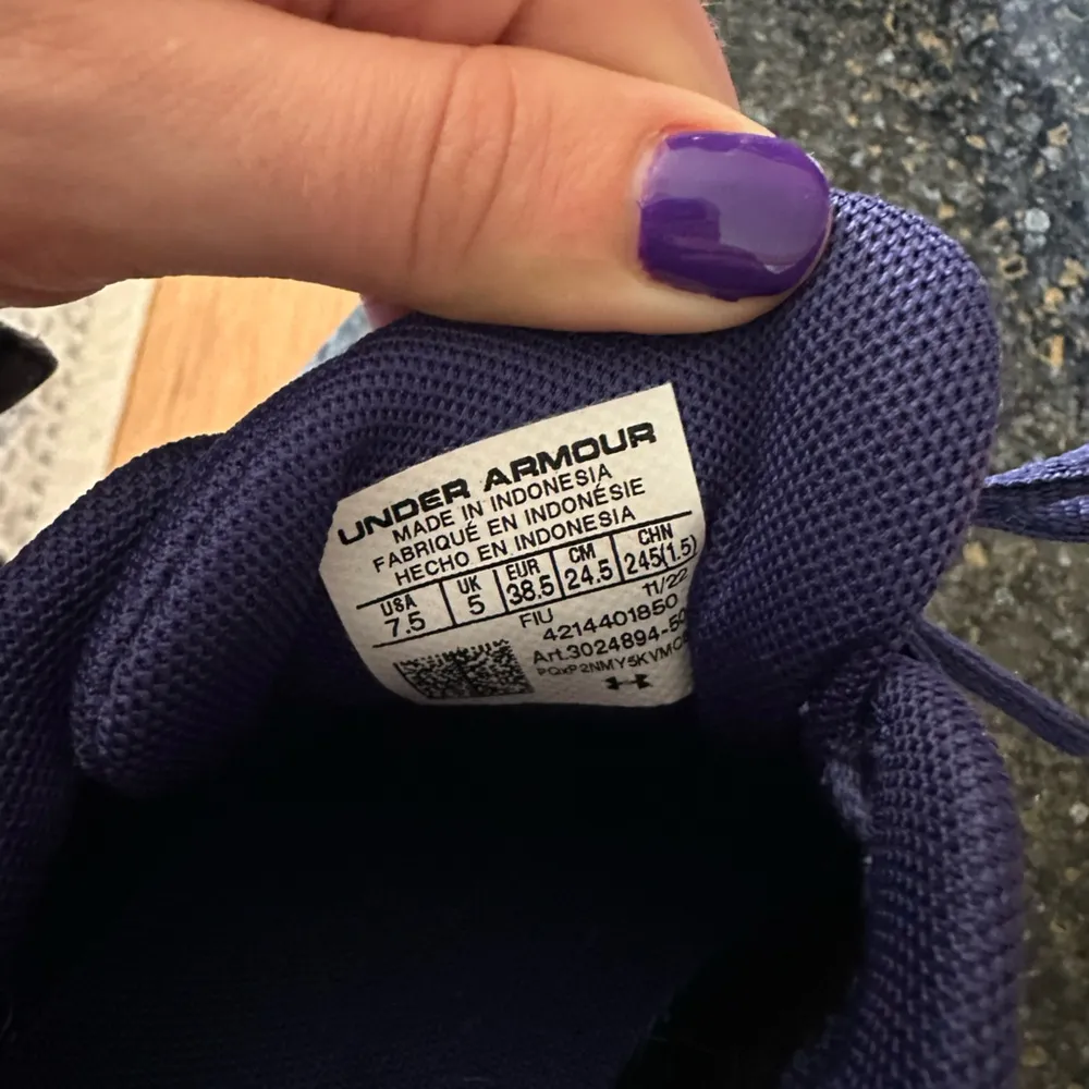 Women’s under armour surge sneakers 7.5 - Image 4