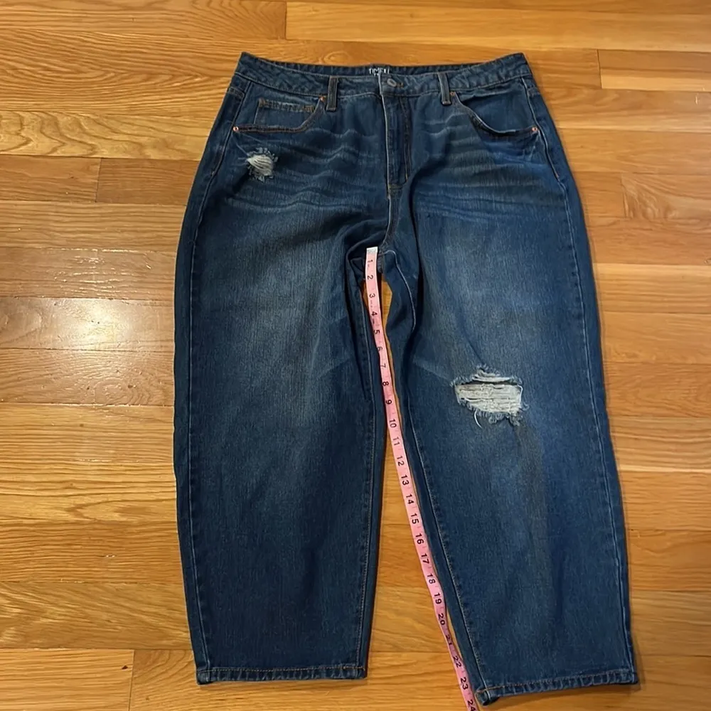 Time and Tru dristress high rise jeans size 16 . - Image 5