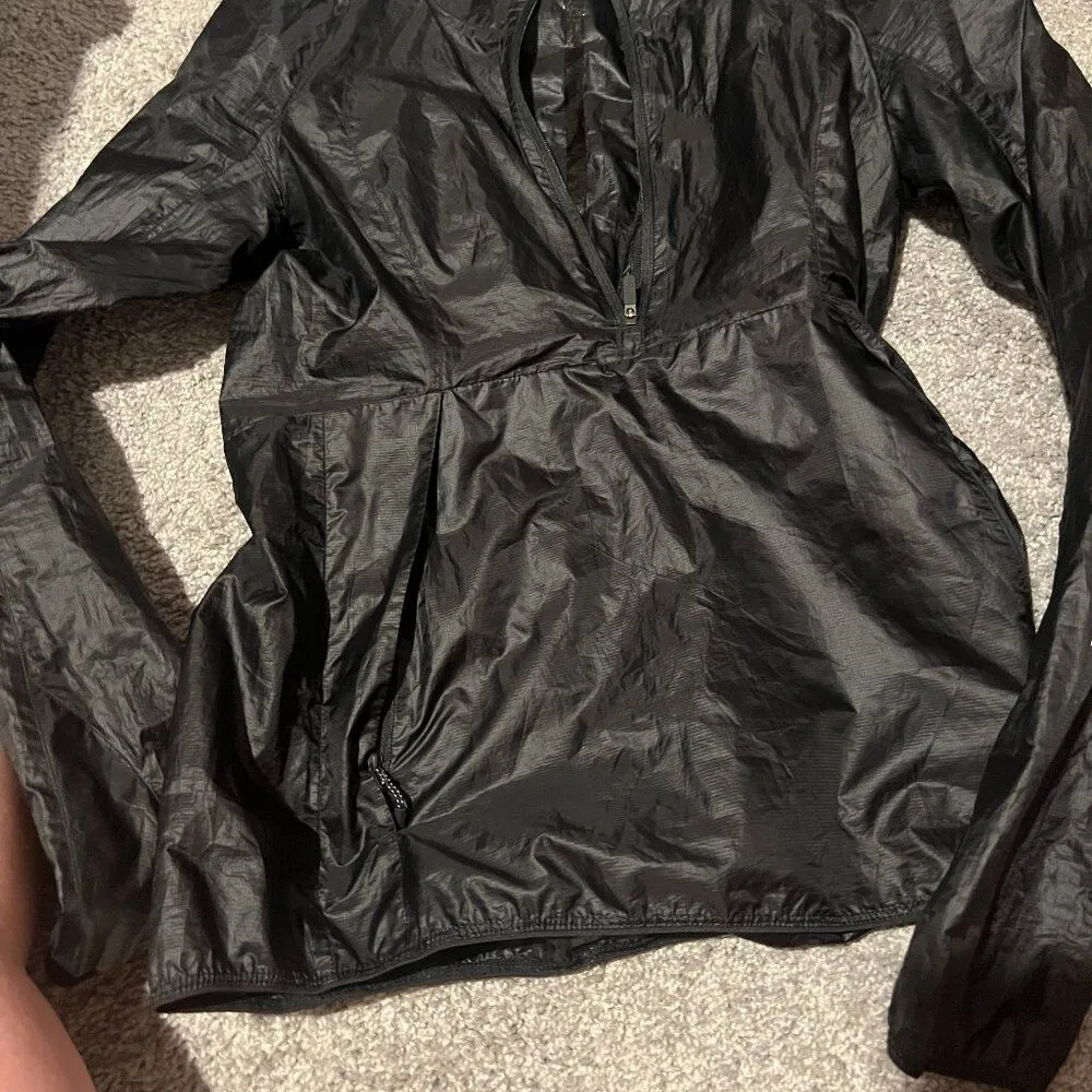 Lululemon  black packable windbreaker raincoat s/m - Image 2