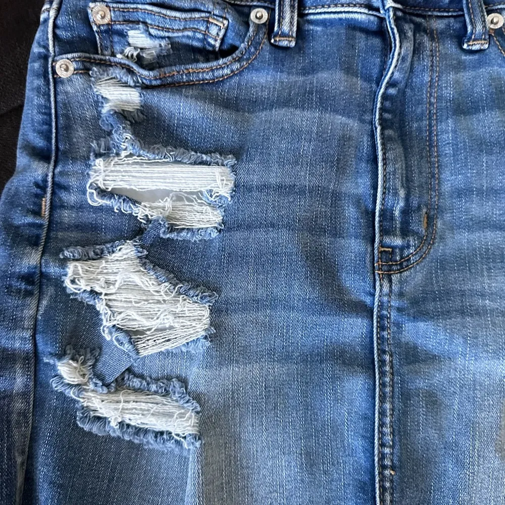 NWOT American Eagle Next Level Stretch Distressed Denim Skirt: Size 6 - Image 3