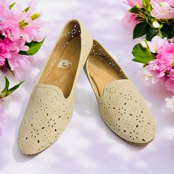 White Mt Cream Faux Suede Flat Women's Loafer Shoes Size 9.5M - Image 2