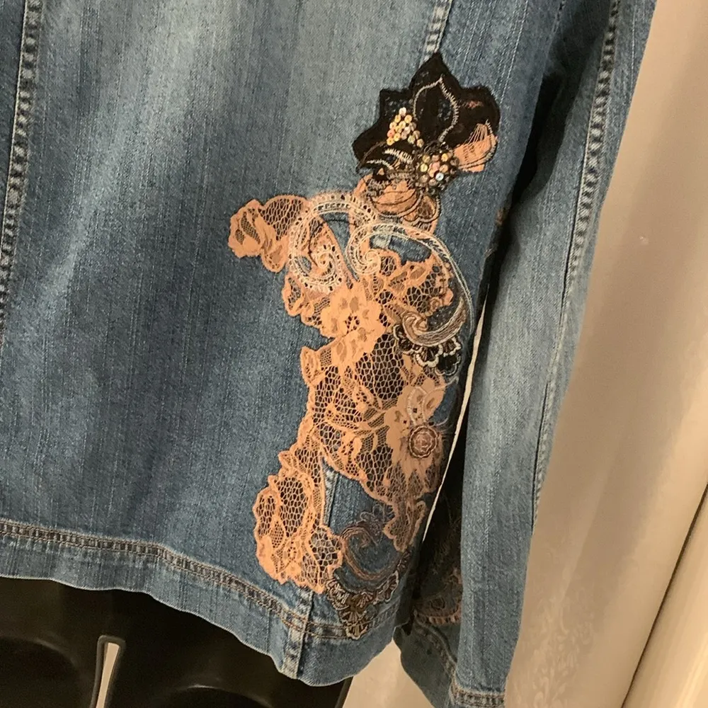 CHICO’S DENIM LACE APPLIQUÉ JACKET Sz: 1 - Image 3