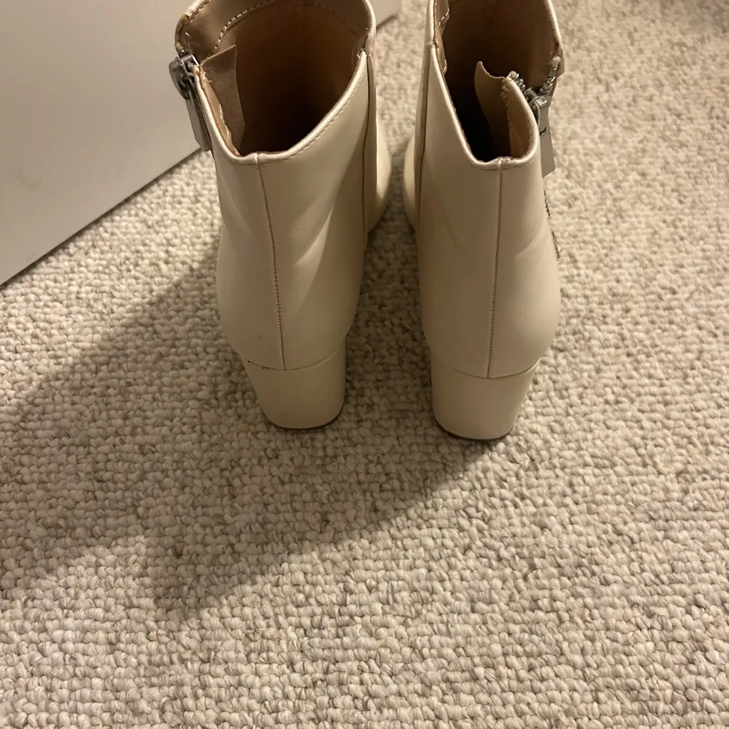Elegant Cream Ankle Boots Size 8 - Image 3