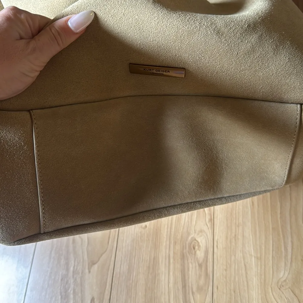 Bond Signature-Hardware Leather Shoulder Bag - Image 4