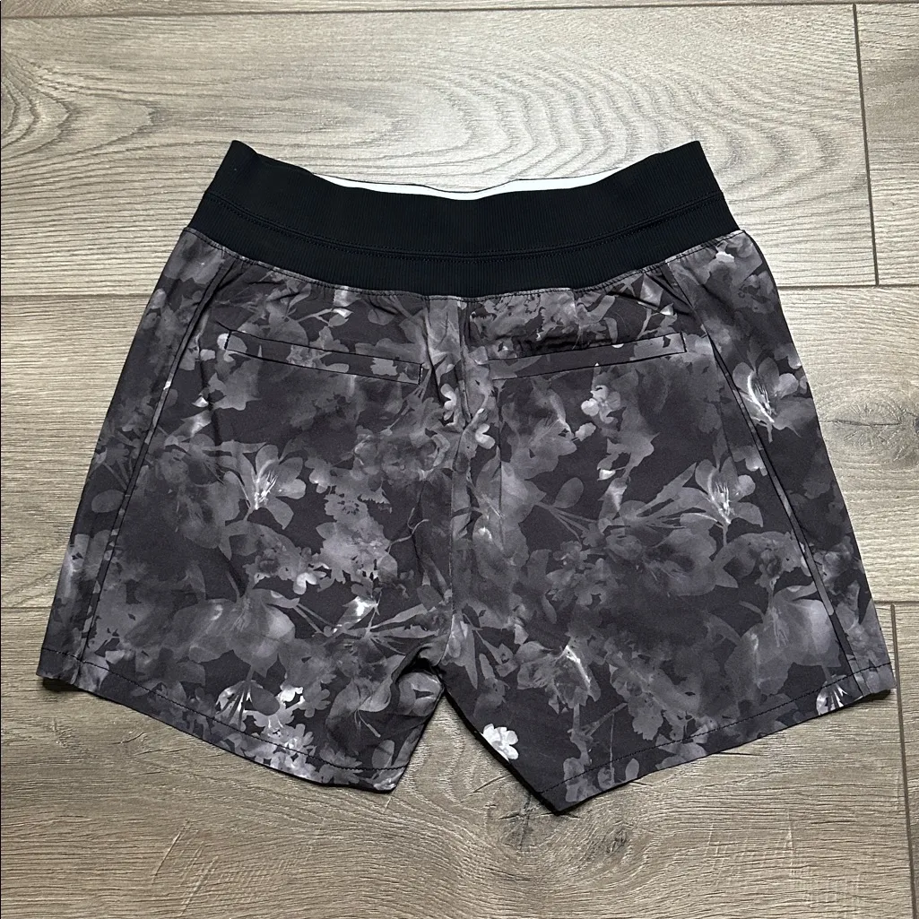Athleta 4” Brooklyn Printed Casual Shorts Black Gray Size 0 - Image 3
